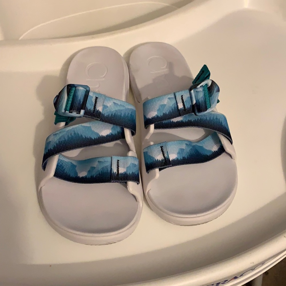 Women’s size 7  Chilló slides